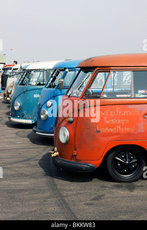 Ligne de bus Volkswagen look Rat lors du Big Bang Show Bus Santa Pod Raceway Angleterre Banque D'Images