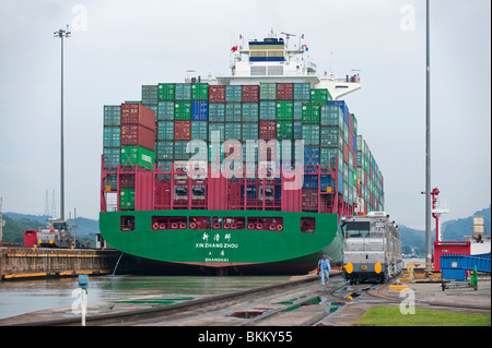 Un navire porte-conteneurs Panamax Transits Ecluse de Miraflores, Canal de Panama Banque D'Images