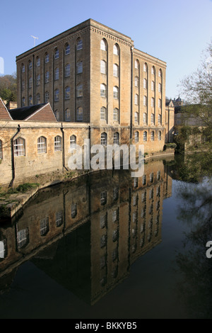 Abbey Mill Bradford on Avon se reflète dans la rivière Avon, Bradford on Avon, Wiltshire, Angleterre, Royaume-Uni Banque D'Images