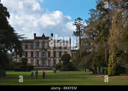 Château d'Elvaston (vue vers le bas de l'Avenue de l'Est à l'Est à l'avant), Derbyshire. Banque D'Images