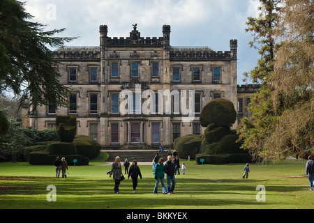 Château d'Elvaston (vue vers le bas de l'Avenue de l'Est à l'Est à l'avant), Derbyshire. Banque D'Images