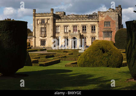 Château d'Elvaston (vue sur le jardin au Sud Partere avant), Derbyshire. Banque D'Images