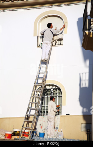 Deux hommes la peinture d'une chambre dans la ville andalouse d'Almodovar del Rio, Espagne, Europe Banque D'Images