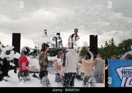 Disco mousse sur le festival de la bière et kvass à Saint-Pétersbourg. Les jeunes sont en écumant contre l'arrière-plan Banque D'Images