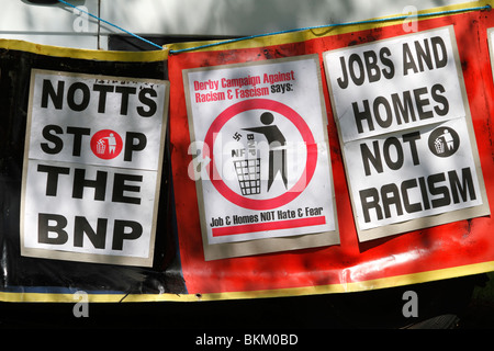 Arrêter le BNP Nottinghams Rassemblement Mayday a eu lieu le samedi 1 mai - Mayday réelle cette année - dans le parc Victoria, Bath Street, près du centre de loisirs de Victoria (que le conseil de ville a tout simplement fermé). Tout le monde rassemblé à 11 heures et le parc Victoria à gauche mars 12 pour Speaker's Corner (Clough statue). Puis est retourné au parc Victoria, pour la musique, les stalles, haut-parleurs et plus encore. Banque D'Images