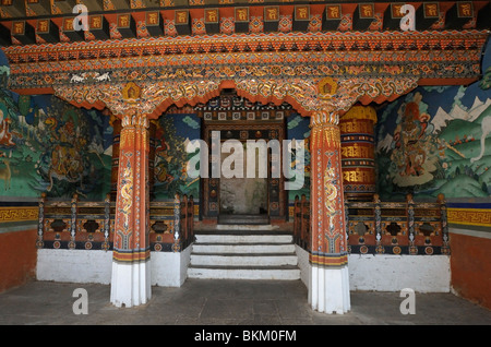 Entrée au temple intérieur avec des roues de prière Trongsa Dzong du Bhoutan Banque D'Images