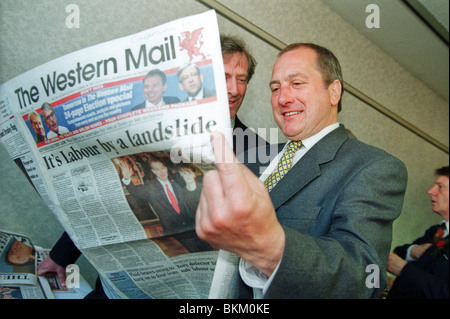 La chef du Parti du travail au Pays de Galles Ron Davies la lecture sur l'élection de 1997 glissement de terrain dans le sud du Pays de Galles Cardiff Western Mail UK Banque D'Images