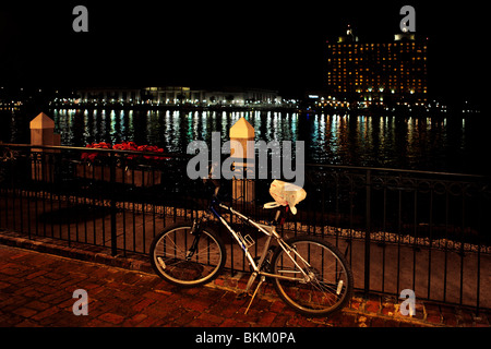 Location PAR LE RIVERWALK DE NUIT à Savannah, Géorgie, USA Banque D'Images