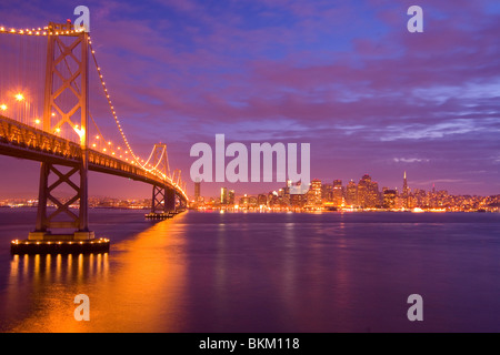 Le San Francisco-Oakland Bay Bridge à San Francisco, Californie Banque D'Images