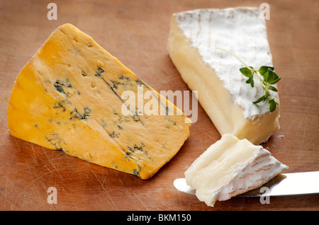 Fromage Brie et Blue Shropshire Banque D'Images