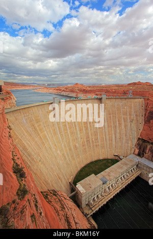 Barrage de Glen Canyon en Page, Arizona avec Lake Powell visible derrière le mur de barrage Banque D'Images