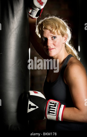 Boxer dans une salle d'entraînement Banque D'Images