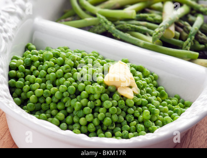 Petits pois frais et asperges Banque D'Images