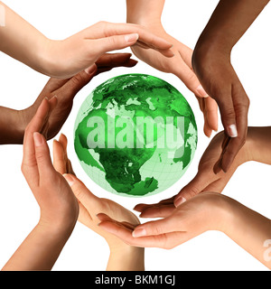 Symbole conceptuel d'un globe de terre verte avec des mains humaines multiraciale autour d'elle. Isolé sur fond blanc. Banque D'Images