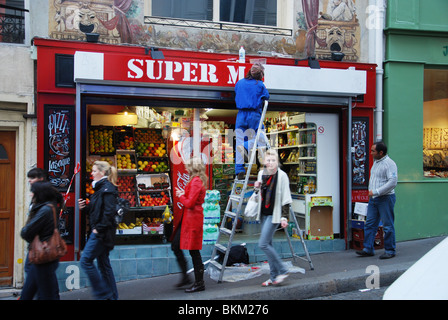 Signe femme écrit supermarché signe, Montmartre Paris Banque D'Images