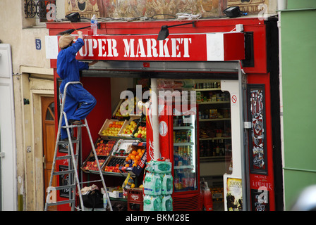 Signe femme écrit supermarché signe, Montmartre Paris Banque D'Images