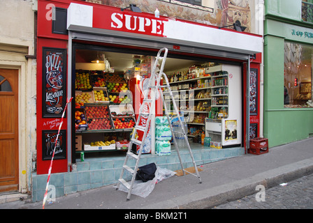 Signe femme écrit supermarché signe, Montmartre Paris Banque D'Images