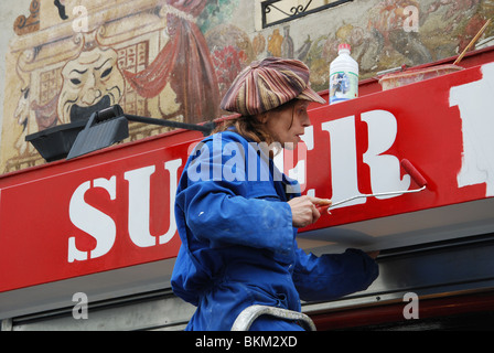 Signe femme écrit supermarché signe, Montmartre Paris Banque D'Images