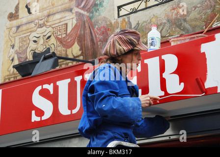 Signe femme écrit supermarché signe, Montmartre Paris Banque D'Images