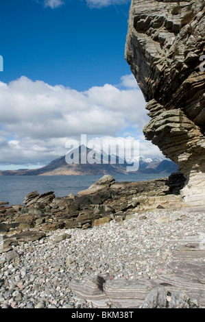 De la plage à Elgol avec rock formations à la recherche sur le Loch Scavaig au Cuillin Hills et Gars-bheinn Ile de Skye Highla Banque D'Images