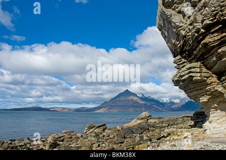 De la plage à Elgol avec rock formations à la recherche sur le Loch Scavaig au Cuillin Hills et Gars-bheinn Ile de Skye Highla Banque D'Images