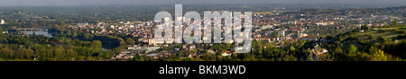 Au printemps, une antenne et une vue panoramique sur la station thermale de Vichy (France). Vue aérienne et panoramique de Vichy, au printemps. Banque D'Images