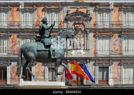 Madrid, Espagne. Plaza Mayor. Statue équestre en bronze (1616) de Philippe (Felipe) III et Casa de la panaderia (16thC) Banque D'Images