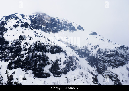 Yakedake -- le volcan actif dans la plupart des Alpes du nord du Japon -- dans le cloud à la fin d'avril Banque D'Images