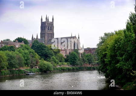 La Cathédrale de Worcester sur les rives du fleuve Severn UK Worcestershire Banque D'Images