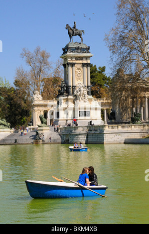 Madrid, Espagne. Parque del Buen Retiro Parc du Retiro. Bateau sur l'Estanque / lac. Couple kissing in boat Banque D'Images