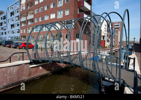 Acier Moderne passerelle sur canal dans l'île de Java, le développement de nouveaux logements à Amsterdam aux Pays-Bas Banque D'Images