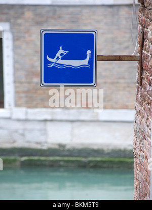 À côté de canal montrant qu'elle est ouverte aux gondoles de Venise Italie Banque D'Images