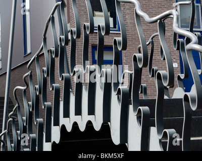 Passerelle d'acier ouvragé moderne du canal de passage dans l'île de Java, le développement de nouveaux logements à Amsterdam aux Pays-Bas Banque D'Images