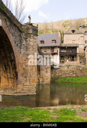 Appuyer des ânes retour pont traversant la rivière Aveyron au village de Belcastel Aveyron France Banque D'Images