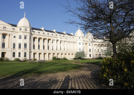 Capturé sur une belle journée de printemps, Nash conçu Sussex Place dans Regents Park, London Le cercle extérieur. Banque D'Images