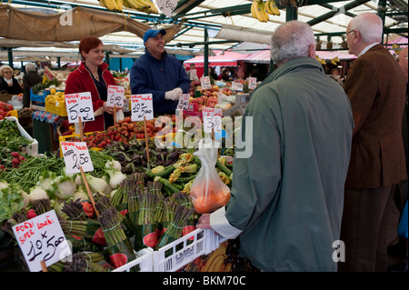 Le marché des fruits et légumes en plein air à proximité du Pont du Rialto à Venise Italie Banque D'Images