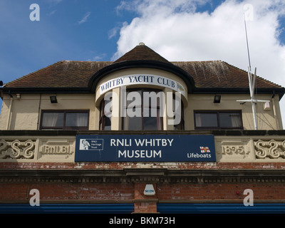 Le Whitby Yacht Club à l'étage et donnant sur le port de la RNLI lifeboat museum, la vie ancienne station de bateau construit 1895 Banque D'Images