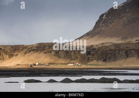 Maisons à côté de la rivière glaciaire Markarfljot qui inondé lors de l'éruption volcanique de Eyjafjallajokull glacier, Sud de l'Islande. Banque D'Images