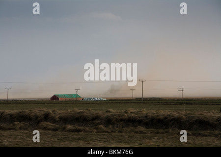 L'Islande, le 23 avril 2010 : à partir de cendres volcaniques l'éruption volcanique de Eyjafjallajokull glacier, Sud de l'Islande. Banque D'Images