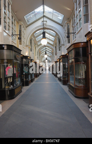 Ouvert en 1819, ce chef-d'œuvre architectural 'Burlington Arcade' a été le tout premier Arcade. Banque D'Images