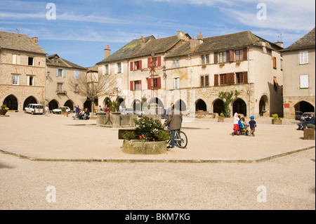 La belle place de la ville dans la Communauté ancienne Bastide de Sauveterre-de-Rouergue Aveyron France Banque D'Images