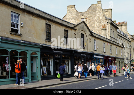 Boutiques sur Pulteney Bridge à Bath, England, UK Banque D'Images