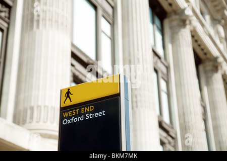 Signe l'arrêt de bus à l'extérieur du magasin Selfridges, Oxford Street, London UK Banque D'Images