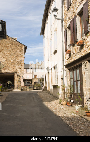 L'architecture française traditionnelle à Old Street off place principale de ville Bastide de Sauveterre-de-Rouergue Aveyron France Banque D'Images