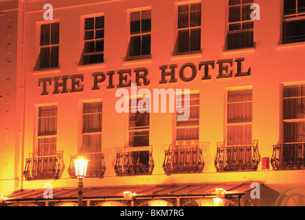 Le Pier Hotel sur le front de mer de Eastbourne allumé au crépuscule, East Sussex. Banque D'Images