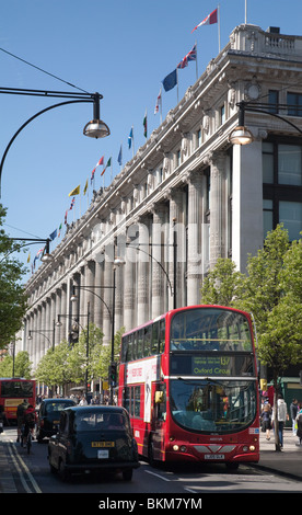 Les bus et taxis à l'extérieur du magasin Selfridges, Oxford Street, London UK Banque D'Images