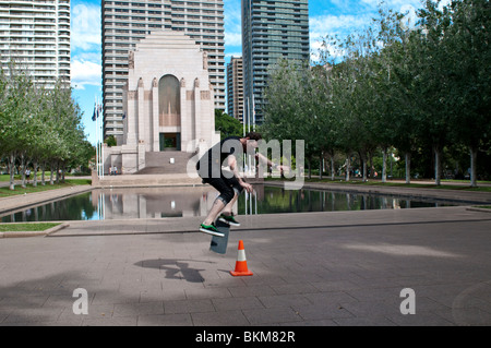 La planche en face de Anzac memorial, Hyde Park, Sydney, Australie Banque D'Images