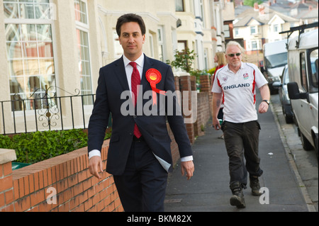 Membre du Parti travailliste Ed Miliband faisant campagne pour l'élection générale de 2010 dans la région de Newport East South Wales UK Banque D'Images