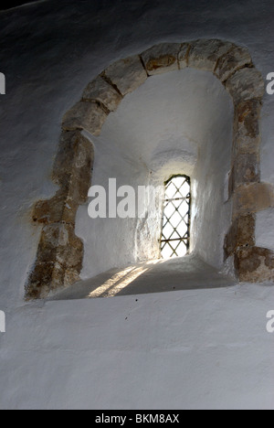 Petite fenêtre standard en église paroissiale de Saint Botolph près de Steyning. West Sussex. L'Angleterre Banque D'Images