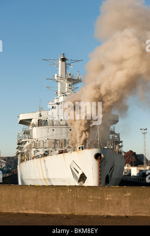 Ex Bateau de la marine américaine en feu dans le dock avec de grandes quantités de fumée à tenir Banque D'Images